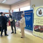 Organizatorzy wręczają nagrodę uczniowi podczas uroczystego podsumowania konkursu matematycznego.