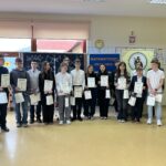 Wszyscy uczestnicy konkursu „Matematyczne Zmagania” stoją razem z dyplomami i nagrodami po zakończeniu wydarzenia.