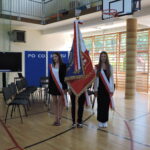Poczet sztandarowy szkoły przygotowany do rozpoczęcia uroczystości zakończenia roku szkolnego