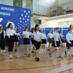 Uczniowie prezentują układ taneczny podczas części artystycznej uroczystości.