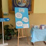 Stanowisko edukacyjne promujące bezpieczne korzystanie z internetu z plakatem i materiałami informacyjnymi.